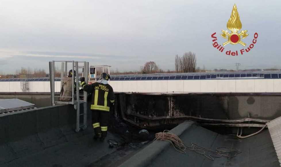 Fiamme sul tetto della ditta Due lavoratori restano feriti 