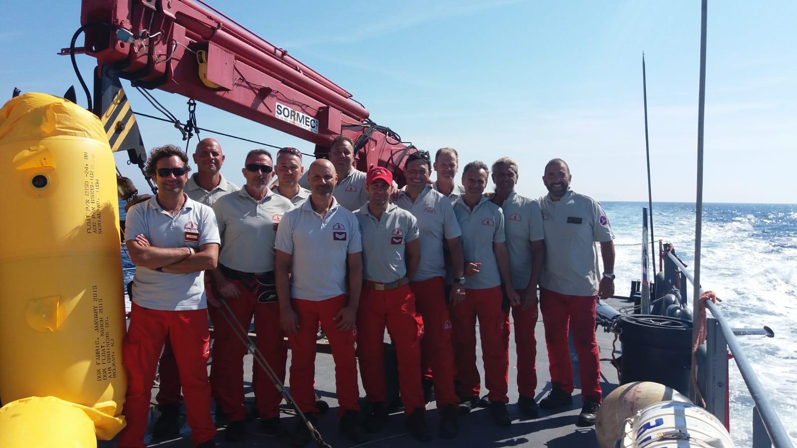 Giannelli e colleghi su un mezzo della Squadra nautica dei vigili del fuoco labronici