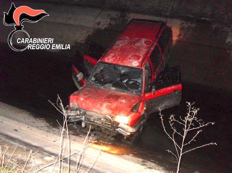 Forzano il posto di blocco con l'auto rubata e volano nel canale, giovanissimi nei guai