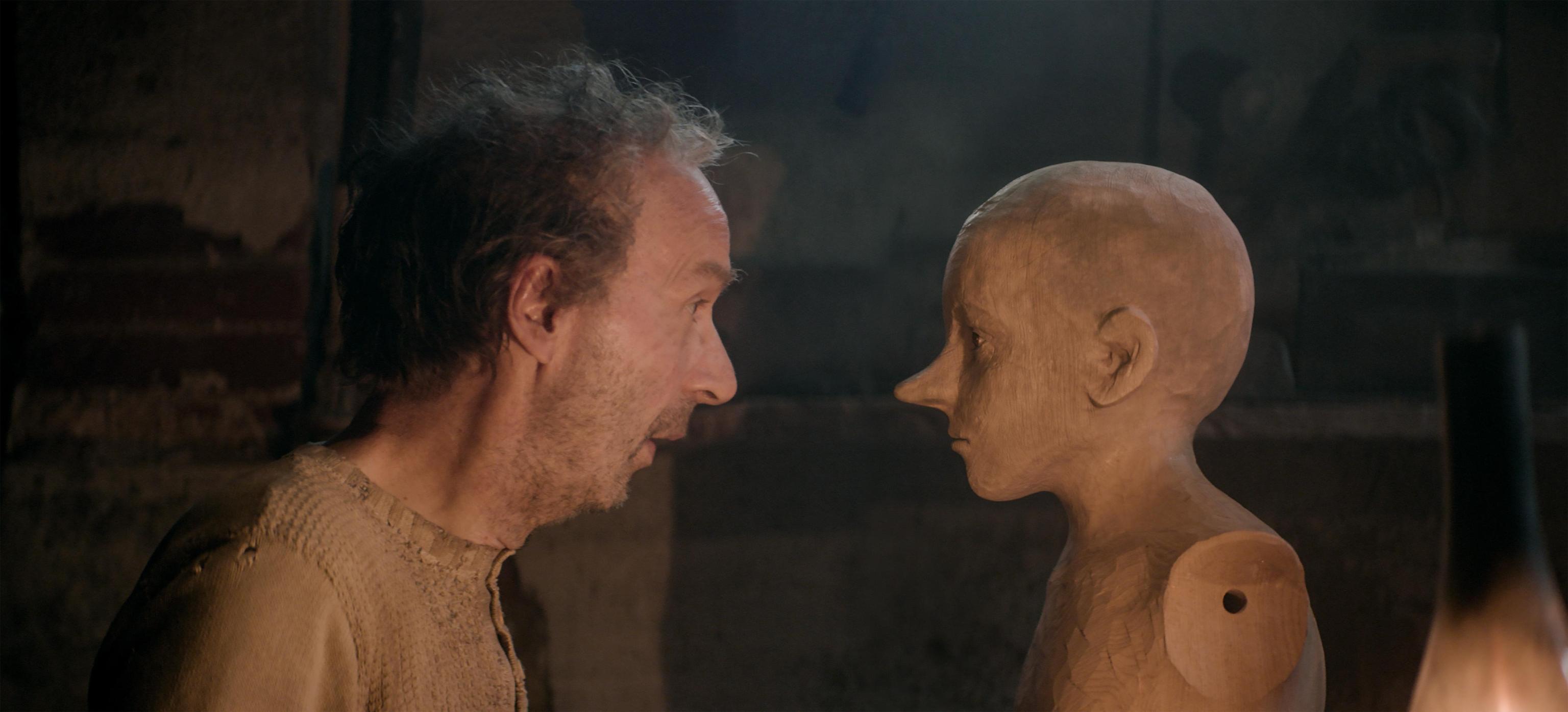 Roberto Benigni è Geppetto in una scena del Pinocchio di Matteo Garrone che uscirà giovedì prossimo nei cinema