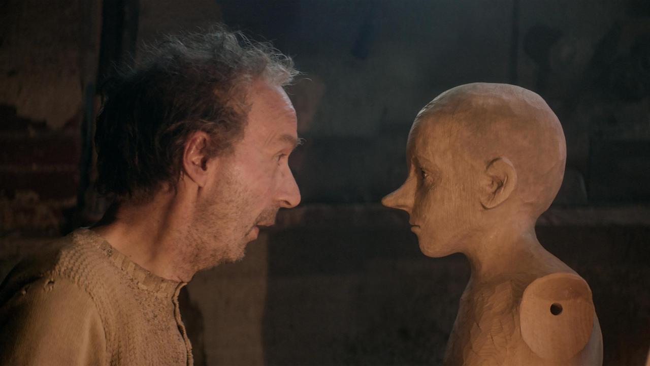 Roberto Benigni è Geppetto in una scena del Pinocchio di Matteo Garrone che uscirà giovedì prossimo nei cinema