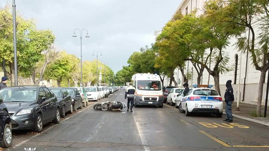 L'incidente in viale Buoncammino (foto Mario Rosas)