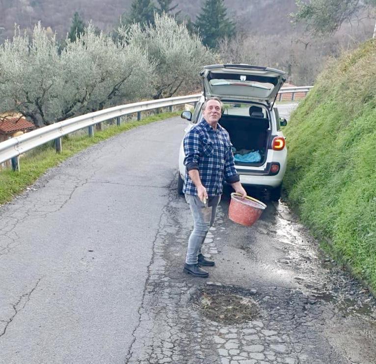 Fabio Giugni all'opera sulle strade di Migliana