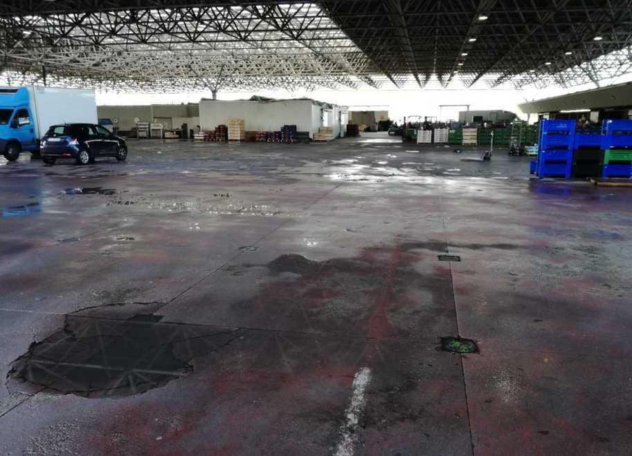 Le Jare, il futuro è incerto E al mercato di Massa ci piove dentro 