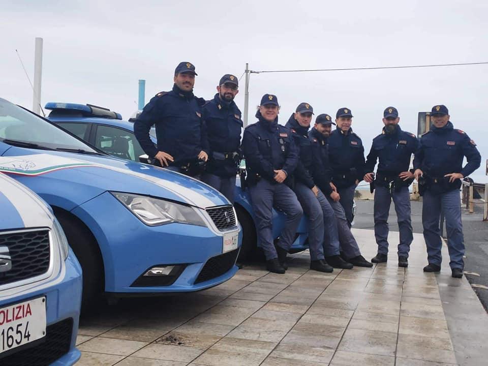 Alcuni agenti delle volanti della polizia di Stato (foto d'archivio)