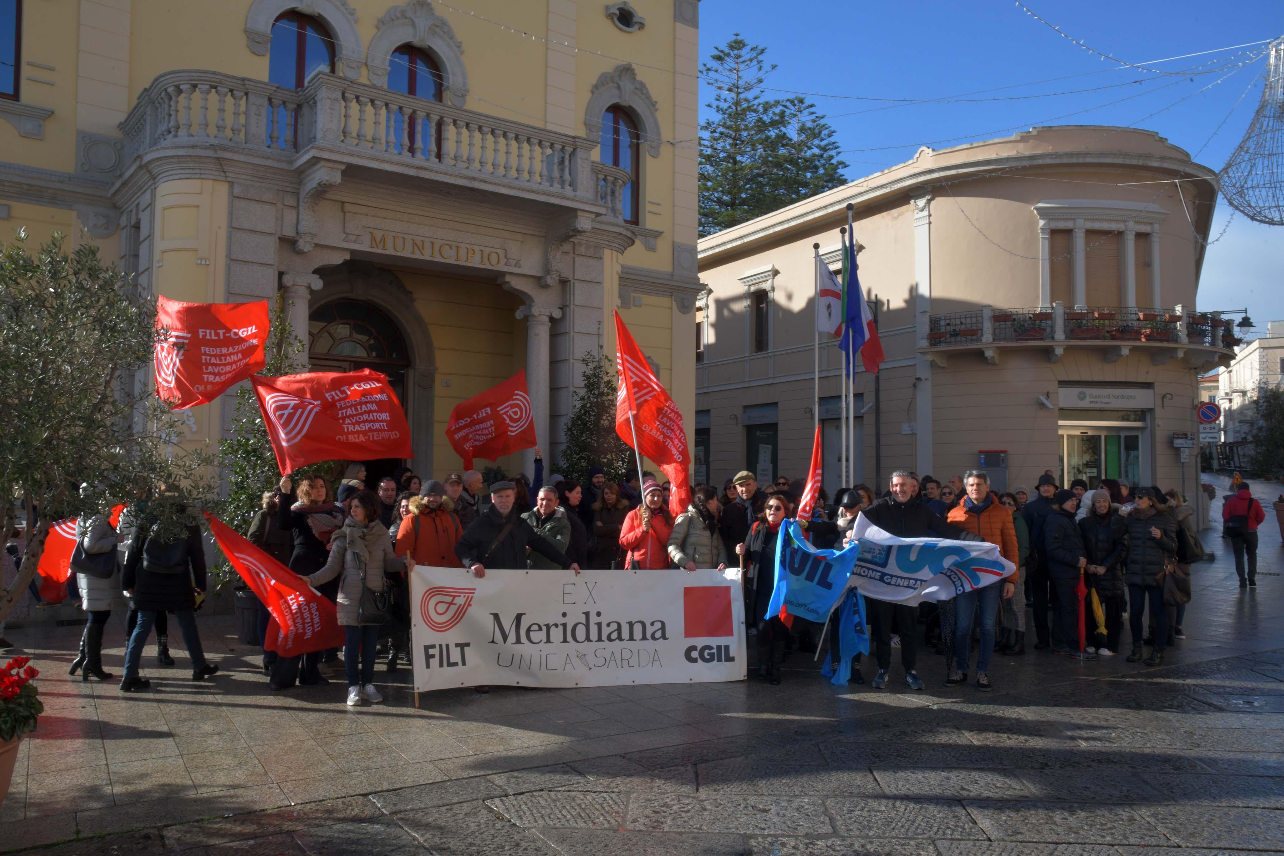 Dipendenti Air Italy in rivolta: "La compagnia sarda siamo noi" 