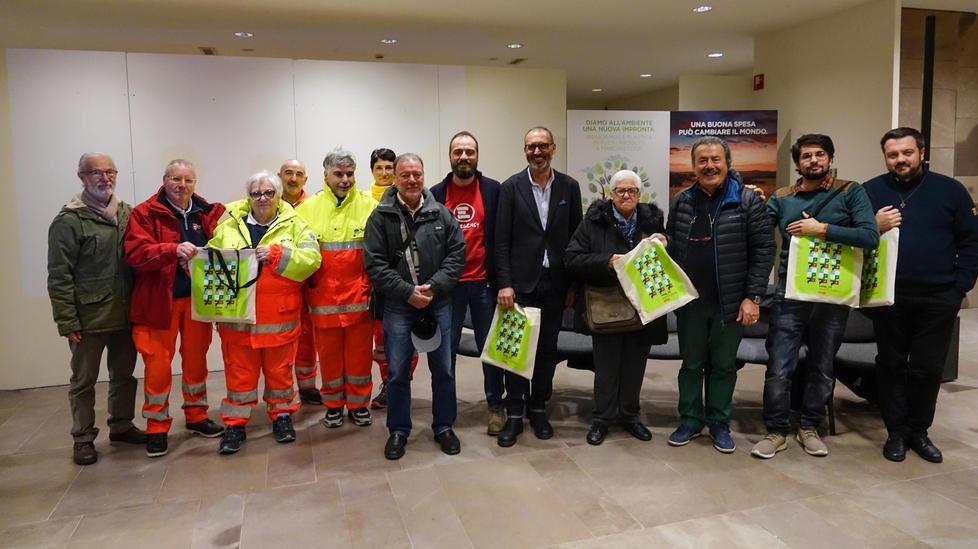 Un gruppo di partecipanti all’iniziativa all’ex teatro Lazzeri con associazioni e Unicoop
