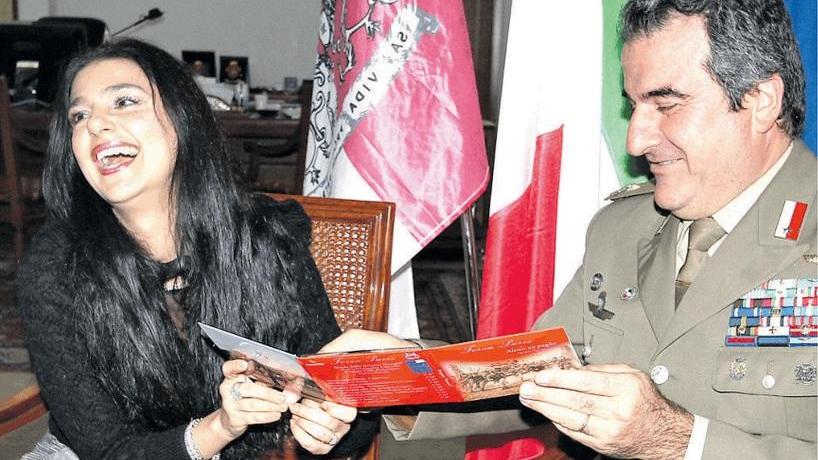 Maria Giovanna Cherchi e il comandante della Brigata Andrea Di Stasio con il cd in vendita con la Nuova da sbato 14 dicembre