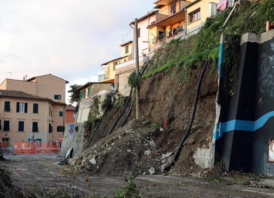 Ecco come appariva ieri via Marconi a Montelupo Fiorentino dove martedì sera è crollato un muro di contenimento che ha sommerso alcune auto