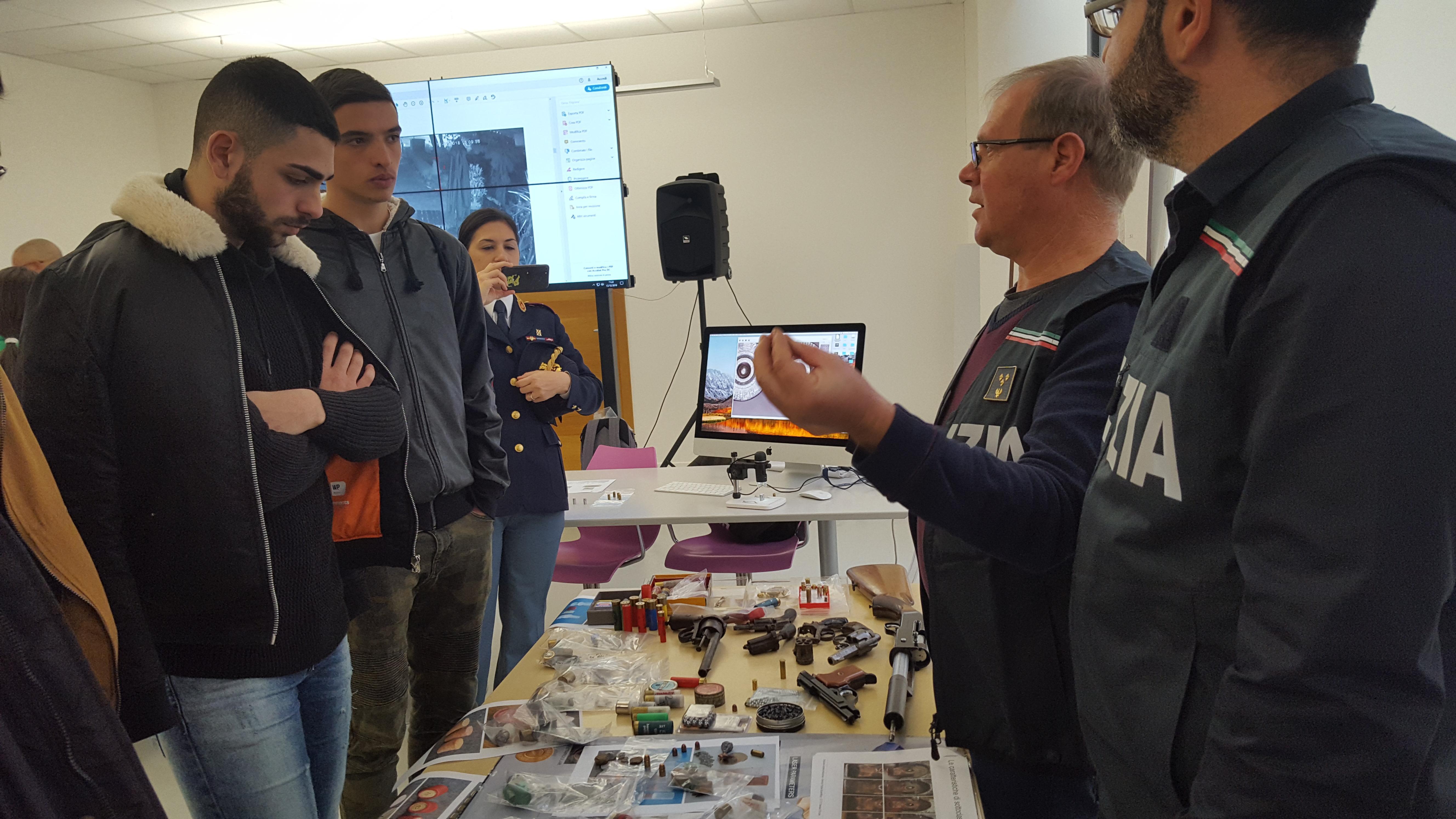 Cagliari, gli studenti delle superiori a lezione dalla "polizia scientifica"