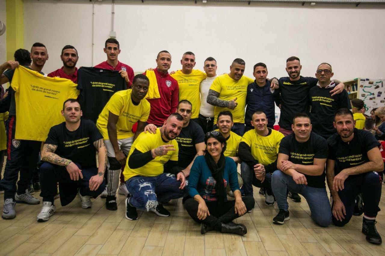 Foto di gruppo nel carcere di Uta