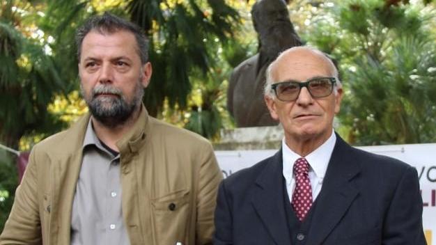 Da sinistra l’assessore Simone Lenzi con Maurizio Vernassa di fronte al busto di Giuseppe Emanuele Modigliani