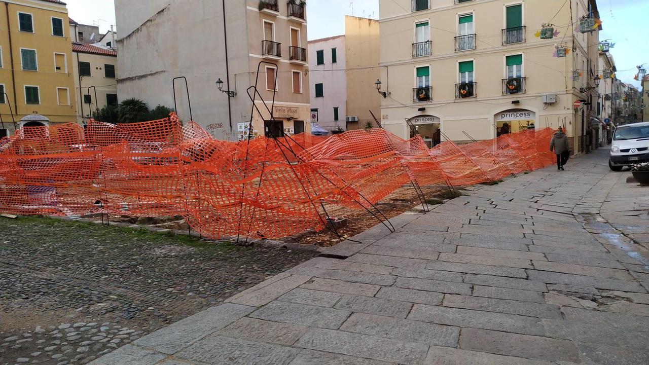 Il crollo delle recinzione in piazza Ginnasio (foto roberto gabrielli)