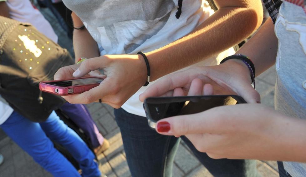 “Malati” di connessione, giovani sempre più schiavi di smarphone e social 