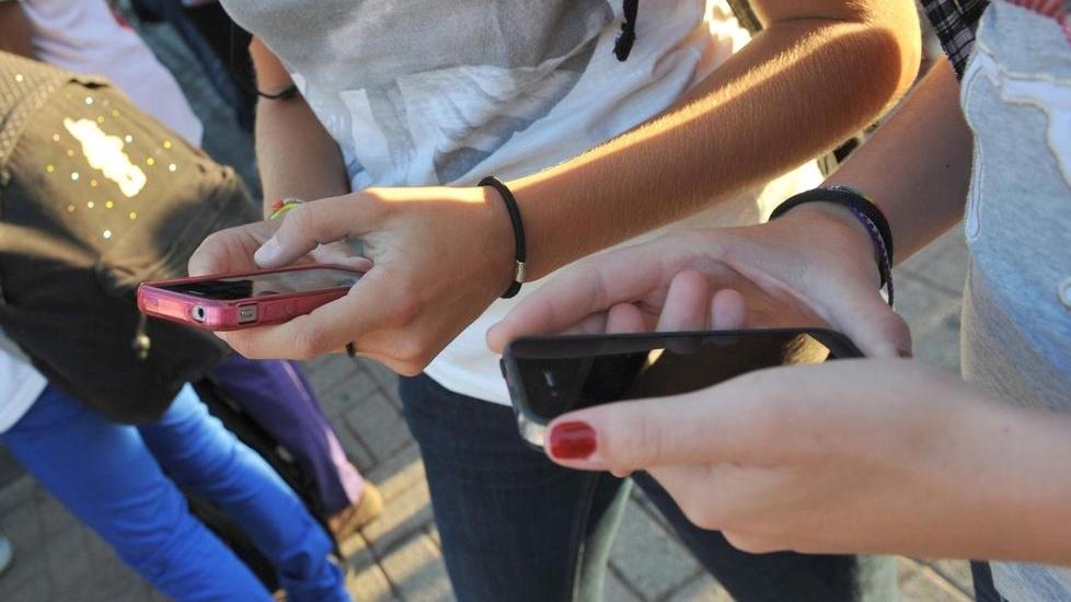 “Malati” di connessione, giovani sempre più schiavi di smarphone e social