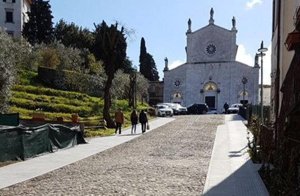 Multate le auto parcheggiate sulla Ruga durante la Messa 