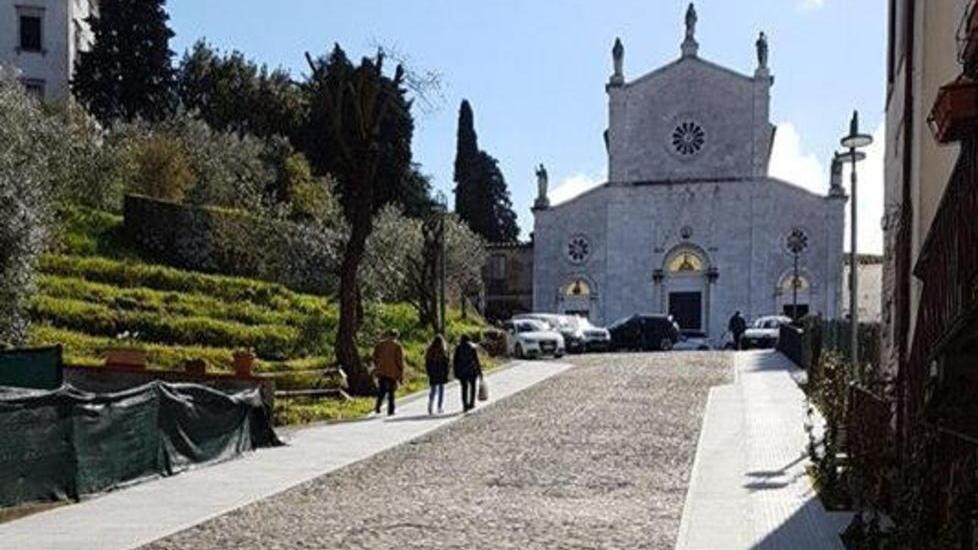 Multate le auto parcheggiate sulla Ruga durante la Messa