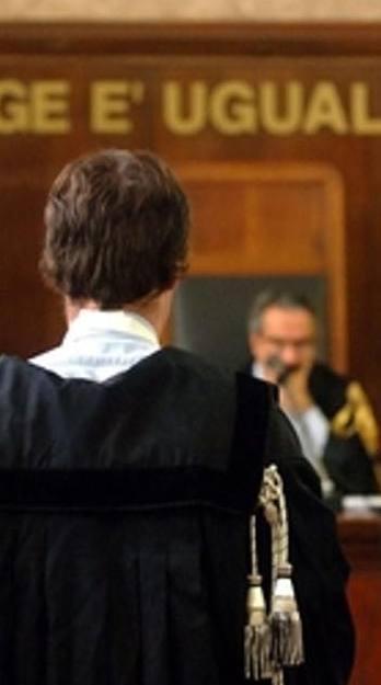Insegnante a giudizio per le pacche sul sedere 