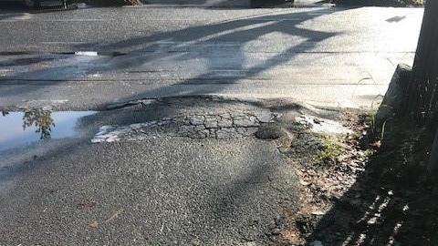 Via Sannio in condizioni dissestate: è pericolosa