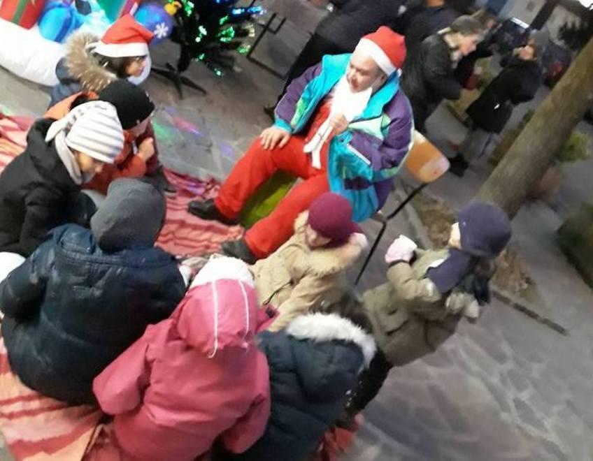 Sbandieratori e canti gospel sulle strade del paese 