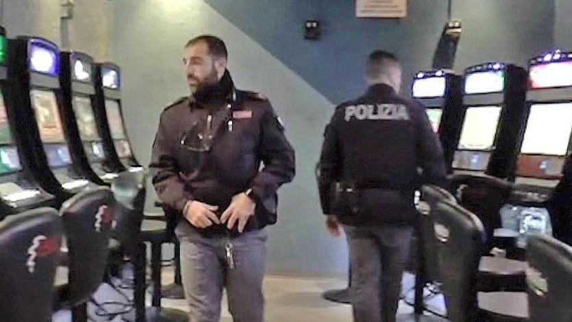 Giocavano alle slot senza controllo Chiusi gli esercizi