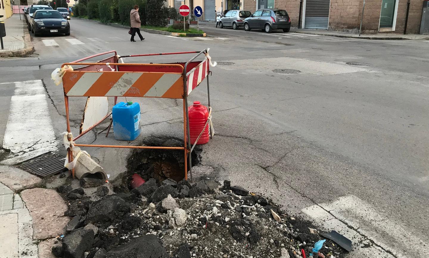 Una voragine in mezzo alla strada