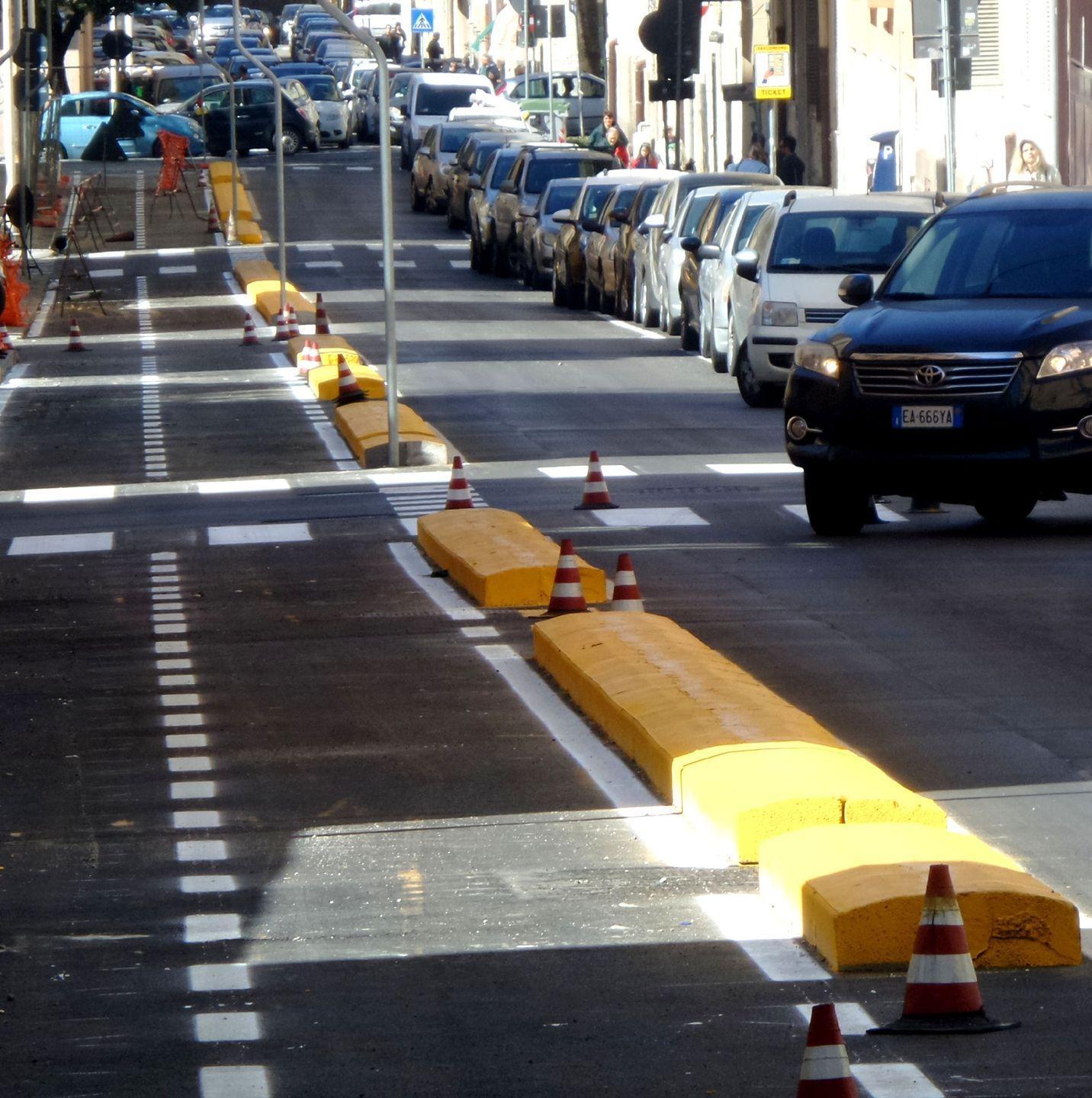 Via il cordolo “della discordia” dalla ciclabile in via Diaz 