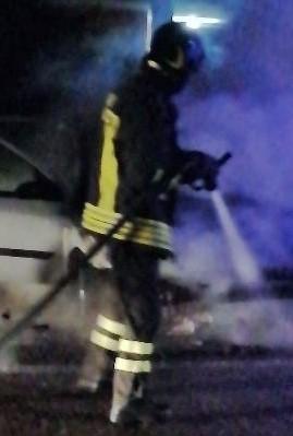 Roghi a Torangius, distrutta un’auto e incendio in una casa