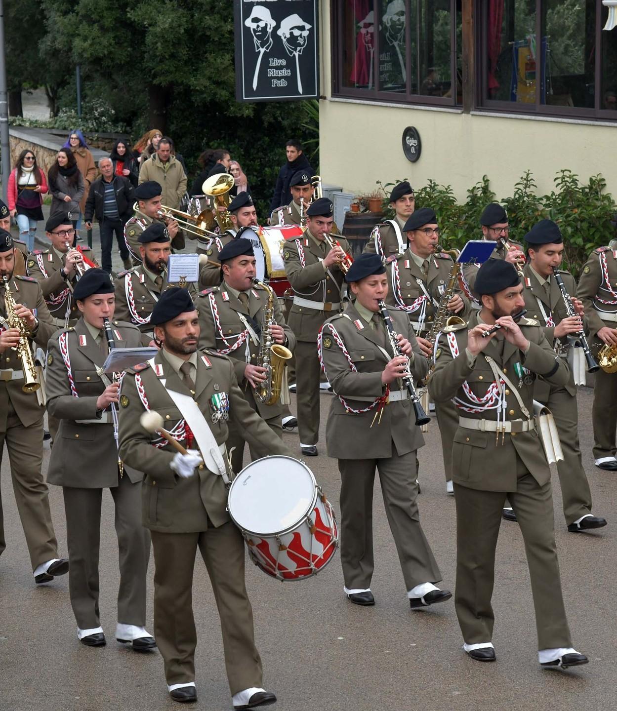 Piazza Cossiga anche la banda della Brigata all’inaugurazione