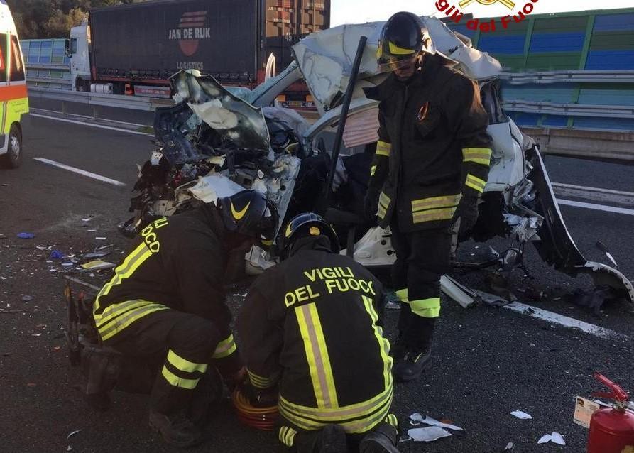 Muore in autostrada centrato da un tir 