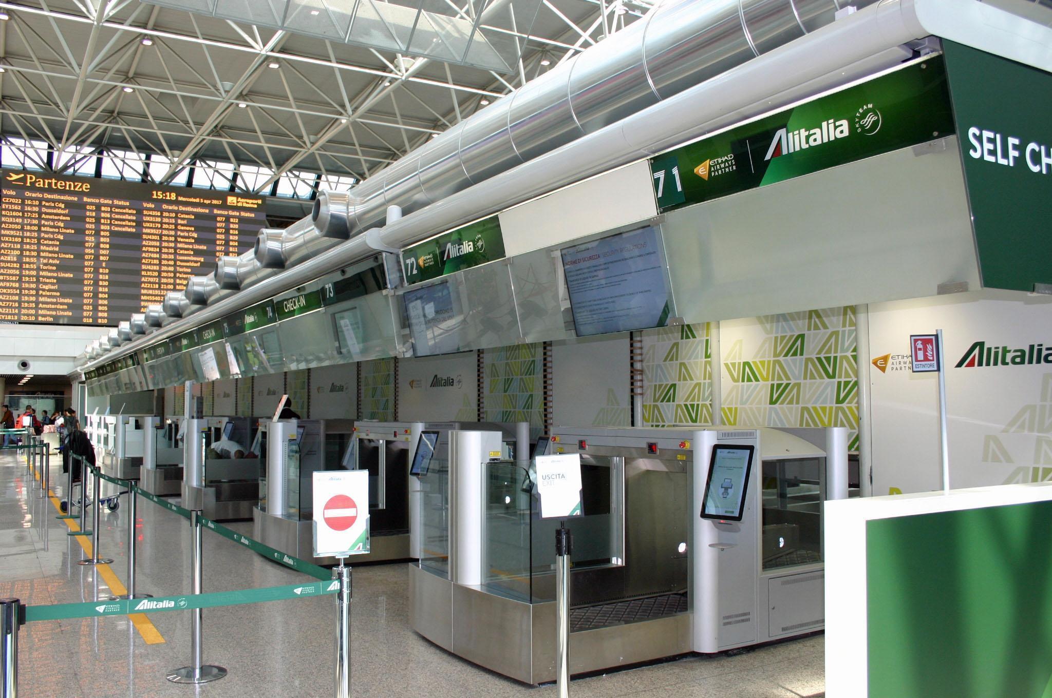 L'area check-in di Fiumicino desolatamente vuota