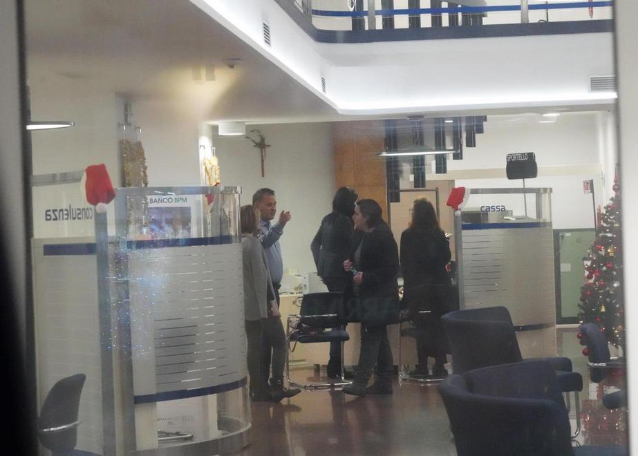 L'interno della banca dopo la rapina