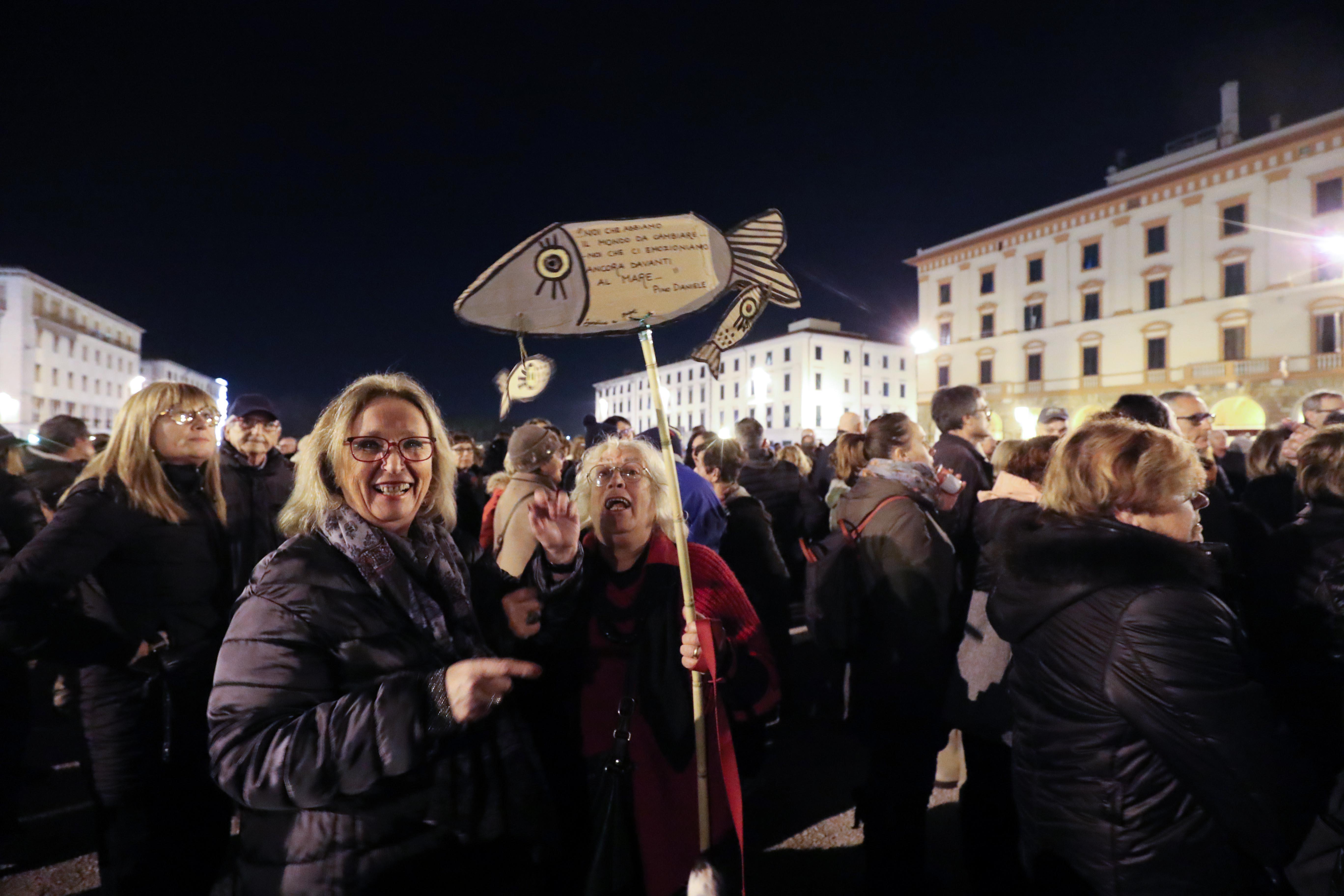 La manifestazione delle sardine a Livorno il 30 novembre (Pentafoto)