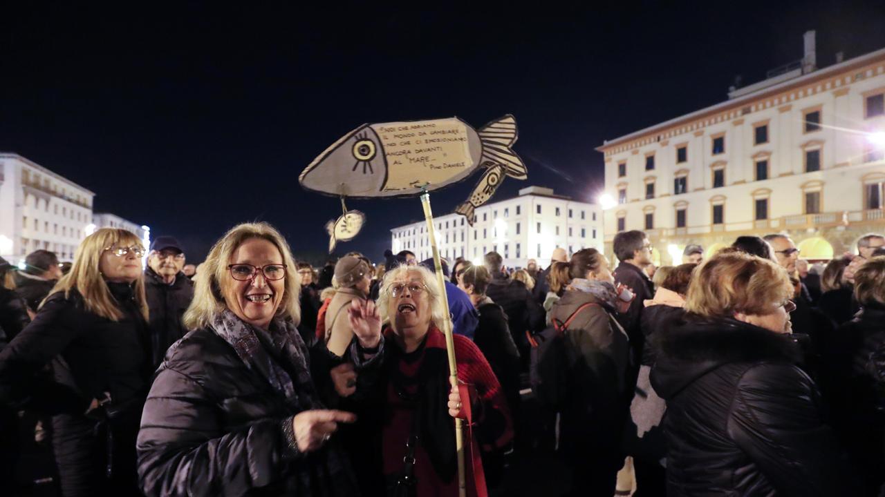 La manifestazione delle sardine a Livorno il 30 novembre (Pentafoto)