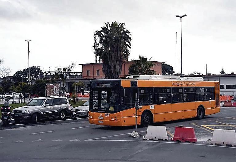 Il capolinea in piazza della Stazione a Massa