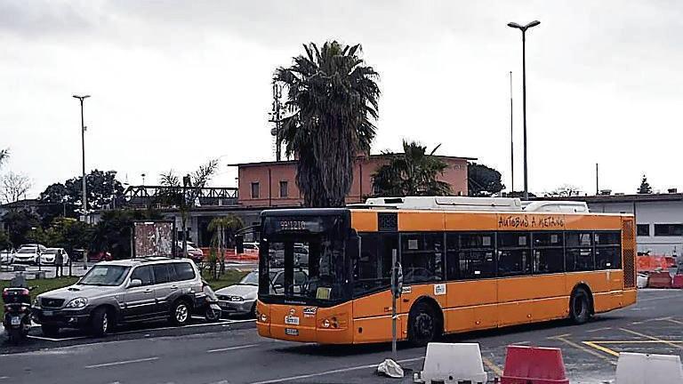 Il capolinea in piazza della Stazione a Massa