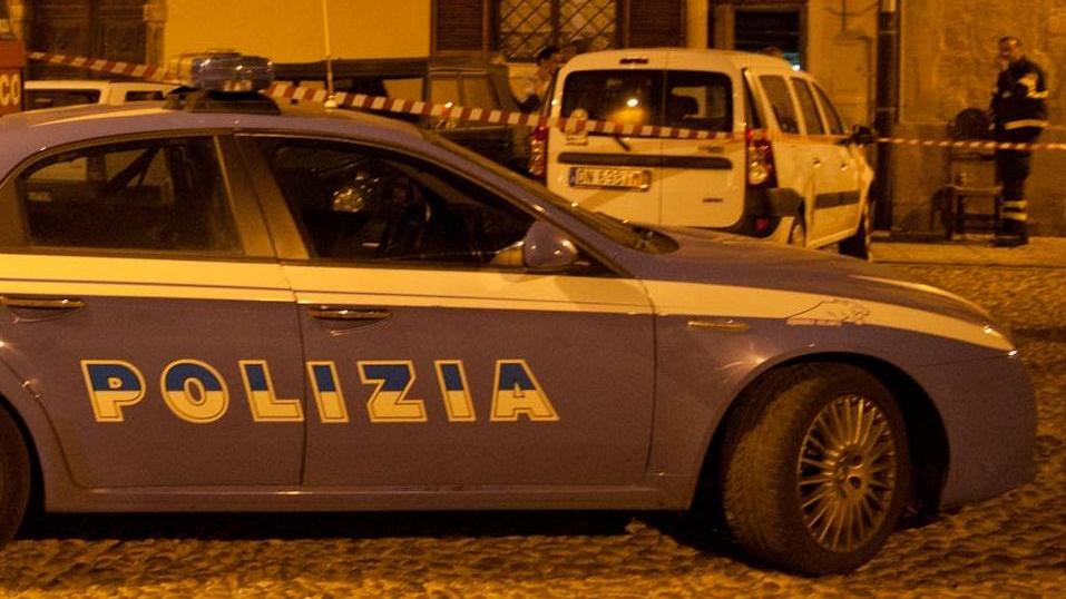 Cagliari, insegue gli scippatori e li fa arrestare 