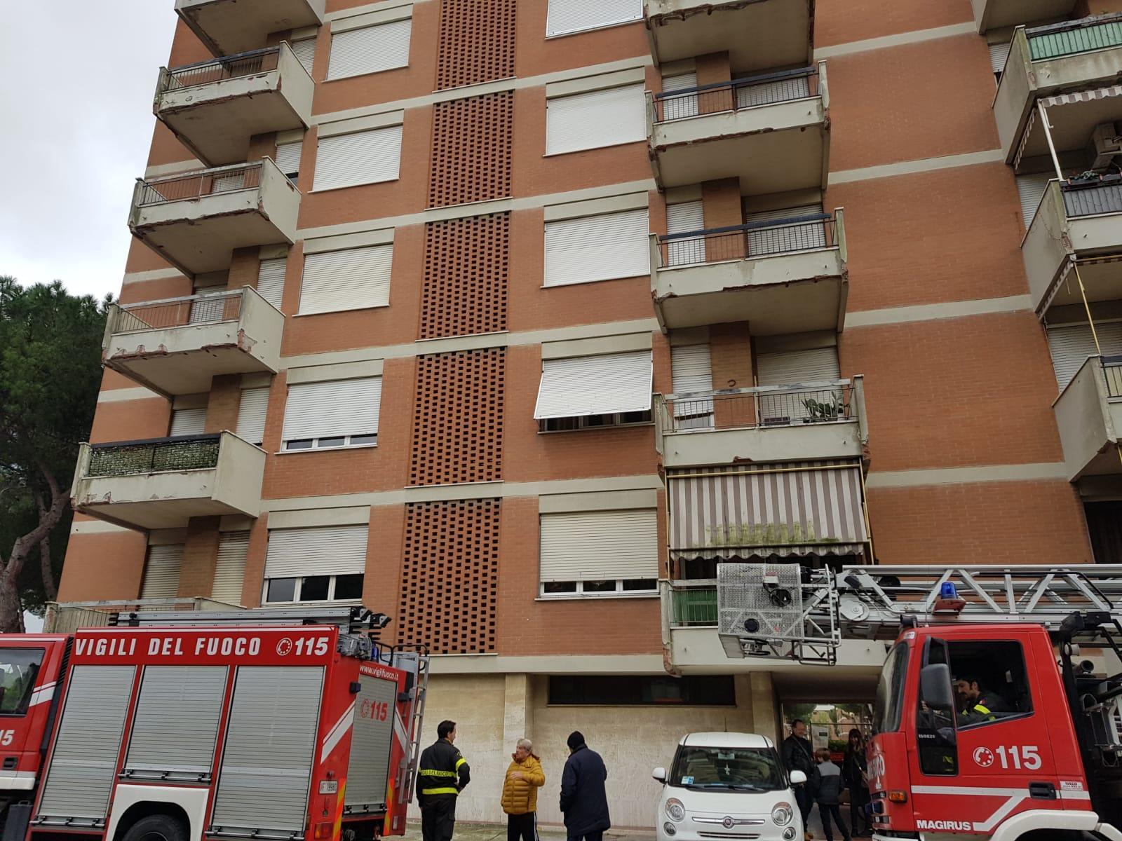I vigili del fuoco al lavoro in via Machiavelli