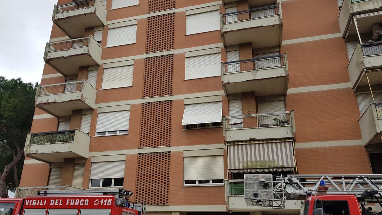 I vigili del fuoco al lavoro in via Machiavelli