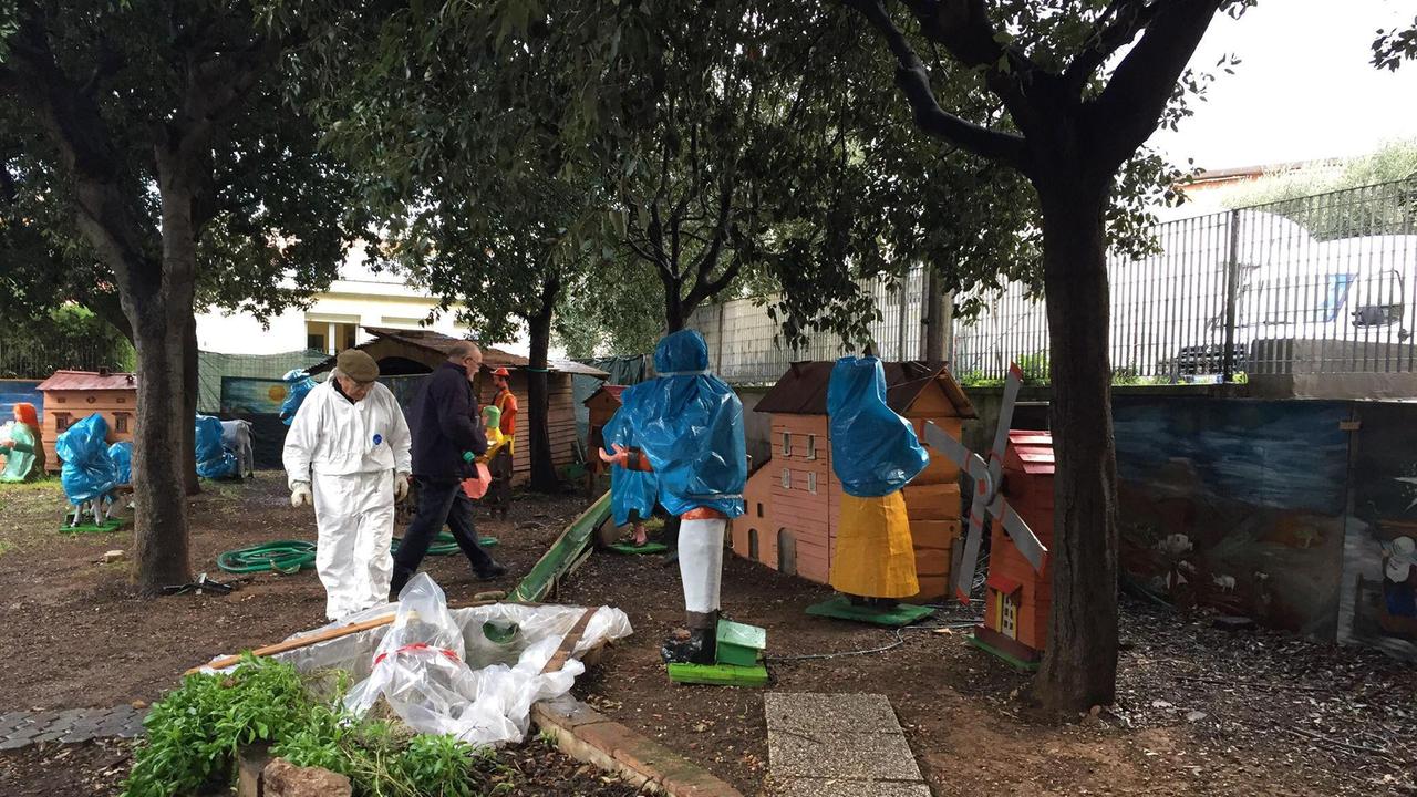 Da mesi tutti i pomeriggi, i volontari dell’associazione “Il Falcone” impegnati sul presepe