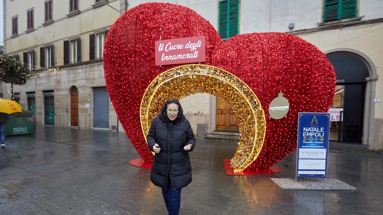Negozio quasi centenario chiude i battenti, la titolare: "E quel cuore rosso è una beffa"