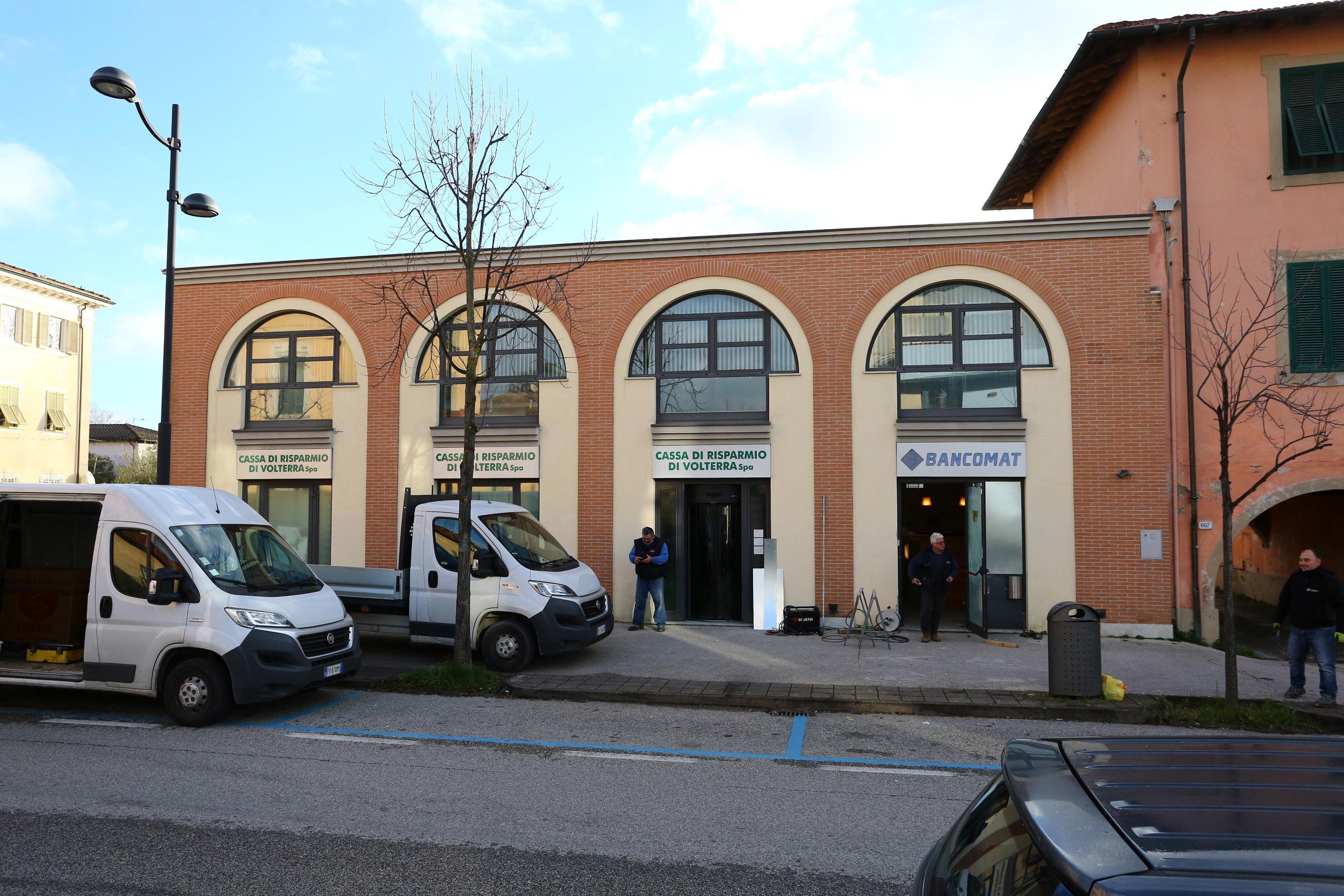 La banca presa di mira dai banditi (foto Matteo Bini)
