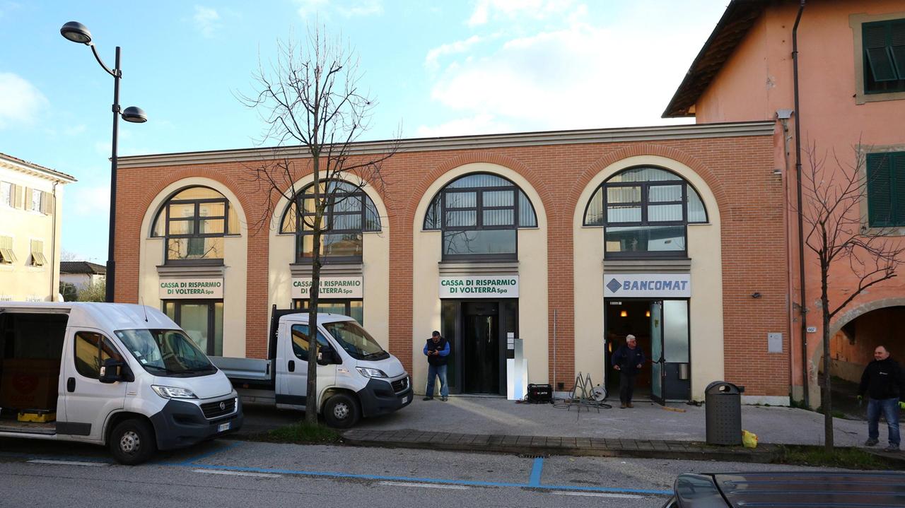 La banca presa di mira dai banditi (foto Matteo Bini)