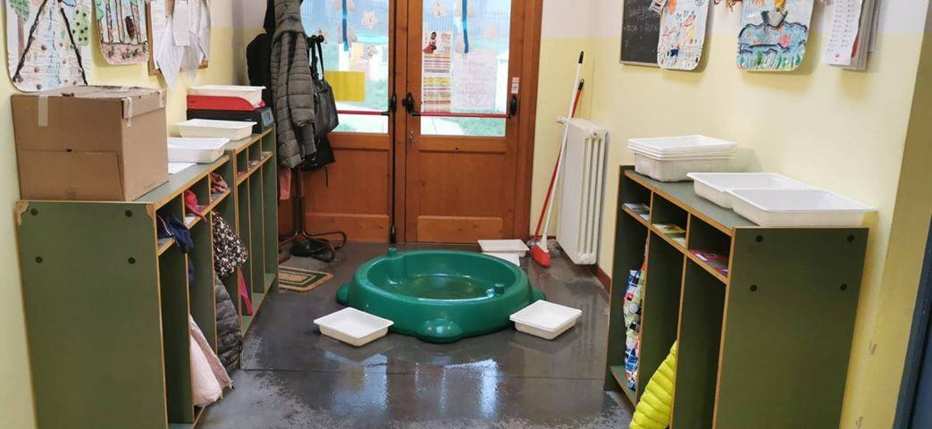 Una piscinetta raccoglie l'abbondante acqua piovana che viene dal tetto