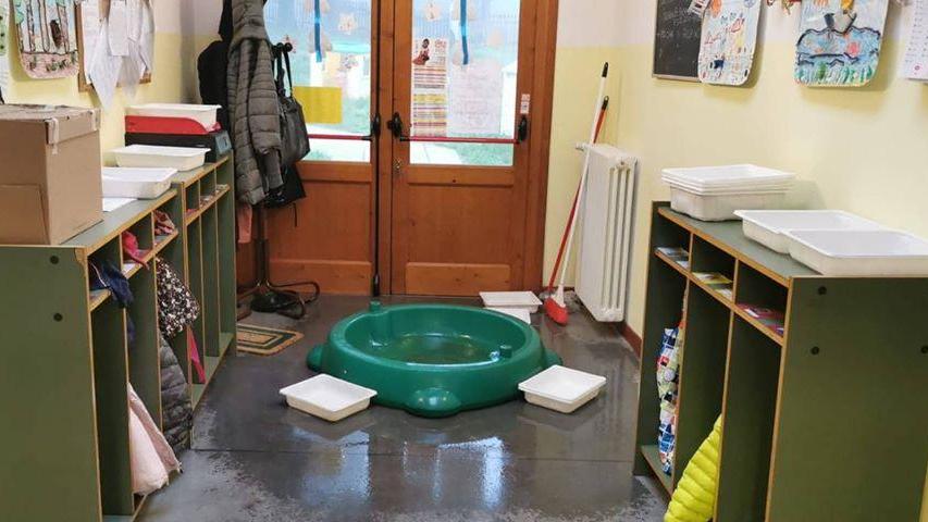 Una piscinetta raccoglie l'abbondante acqua piovana che viene dal tetto