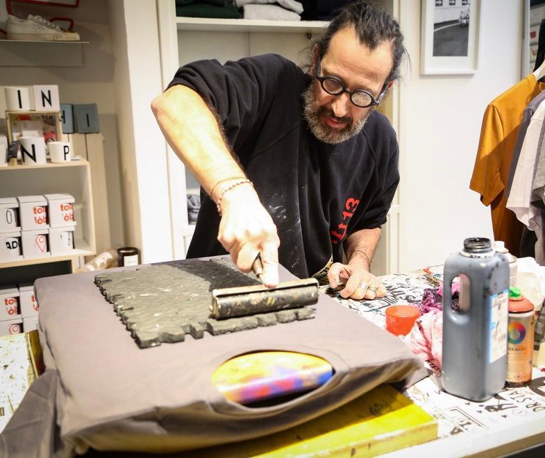 Modena. Ennio Sitta, il Dr Stamp: l’artista dei timbri «Un alfabeto di lettere per creare Pop Art» 
