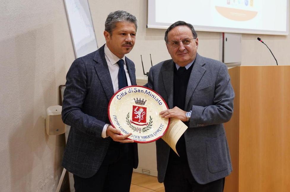 Il sindaco Simone Giglioli consegna il premio Ghinetti a Pier Vittorio Buffa