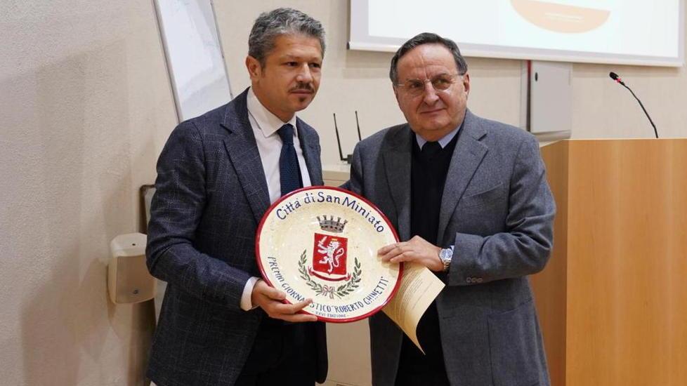 Il sindaco Simone Giglioli consegna il premio Ghinetti a Pier Vittorio Buffa