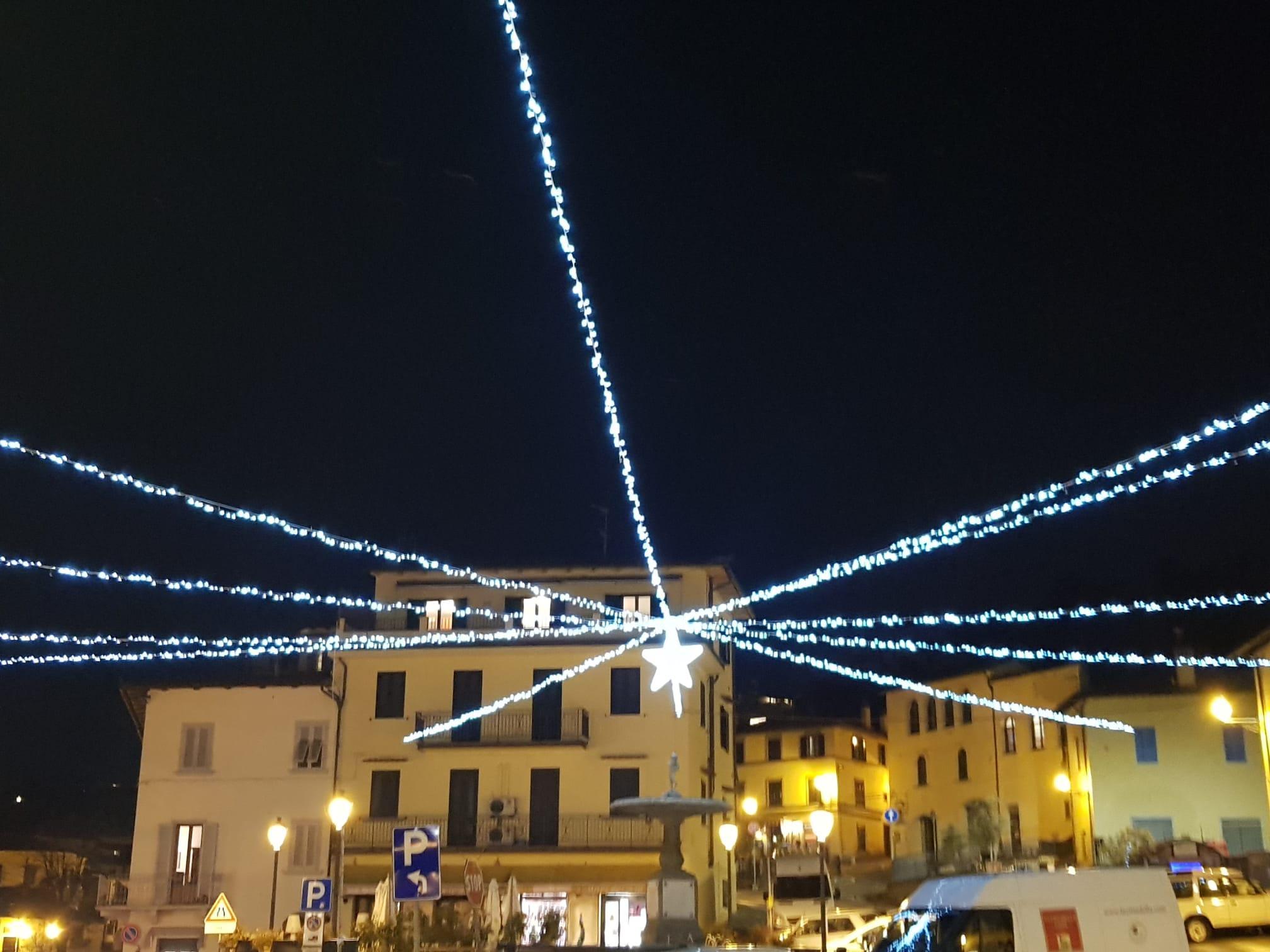 La luminaria a forma di stella nel centro di Carmignano