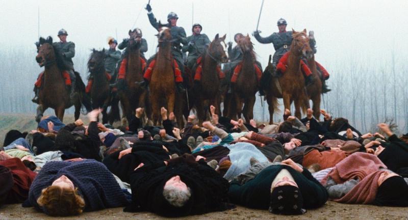 “Novecento” di Bernardo Bertolucci. Durante la protesta contadina le donne si stendono sulla strada per impedire la carica della cavalleria